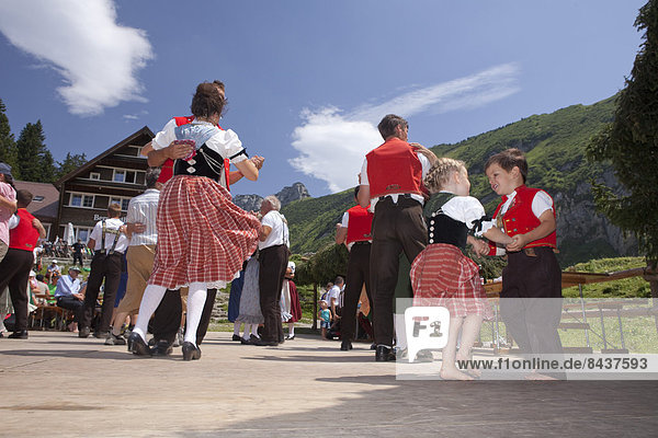 Europa Berg Tradition Party tanzen See Alpen Folklore Bergsee Schweiz