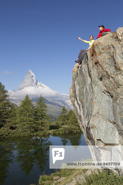 Frau Mann gehen Steilküste Spiegelung See wandern Matterhorn Bergsee