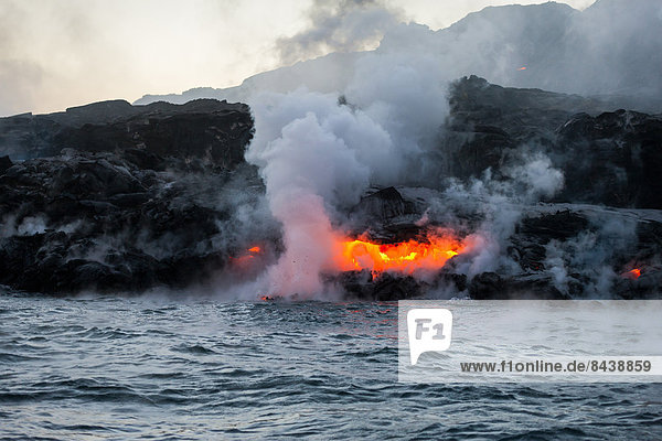 Vereinigte Staaten von Amerika  USA  Hawaii  Big Island  Nationalpark  Amerika  Küste  Wasserdampf  Meer  Vulkan  Lava  Feuer  Pazifischer Ozean  Pazifik  Stiller Ozean  Großer Ozean  Hawaii