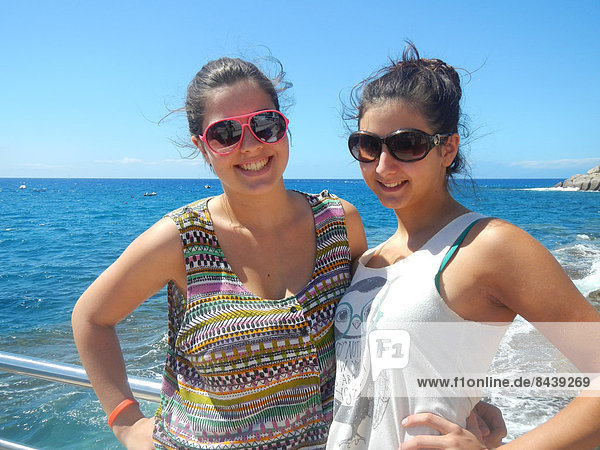 Jugendlicher  Frau  europäisch  Meer  2  Sonnenbrille  Kanaren  Kanarische Inseln  lachen  Mädchen  Spanien  Teneriffa