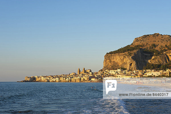 Außenaufnahme Europa Abend Küste niemand Stadt Großstadt Meer Stimmung Insel Ansicht Altstadt Cefalu Italien Mittelmeer Sizilien Süditalien