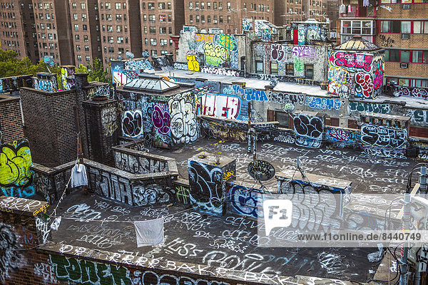 Vereinigte Staaten von Amerika  USA  Dach  Städtisches Motiv  Städtische Motive  Straßenszene  Straßenszene  New York City  Amerika  Großstadt  bunt  Kunst  Kultur  schmutzig  Innenstadt  Graffiti