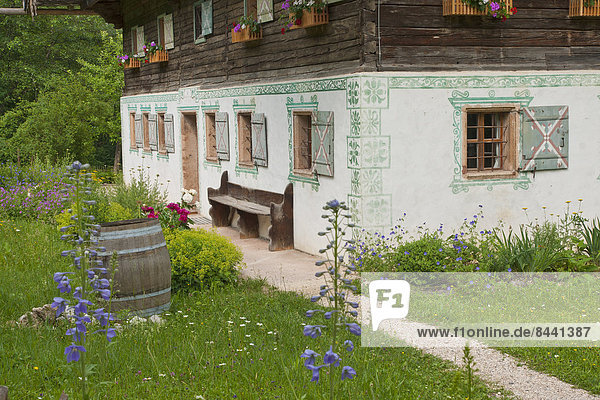 bauen Bauernhaus Fenster Blume Wohnhaus Gebäude Geschichte Museum Holz Garten Zaun Wiese Fensterladen Jalousie Storchschnäbel Österreich alt Tourismus Weg