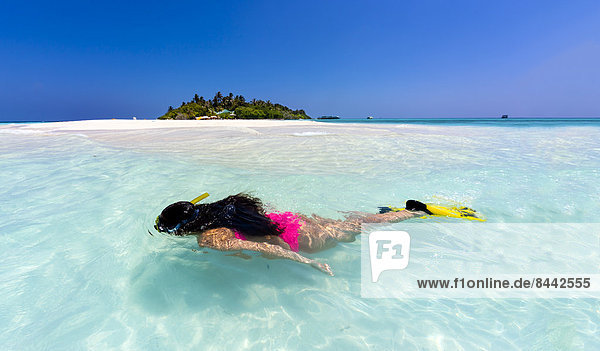 Malediven  junge Frau beim Schnorcheln in einer Lagune