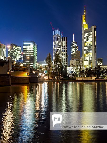 Deutschland  Hessen  Frankfurt  Blick auf die Wolkenkratzer des Finanzbezirks bei Nacht