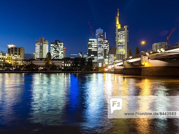Deutschland  Hessen  Frankfurt  Blick auf Skyline mit Finanzviertel bei Nacht