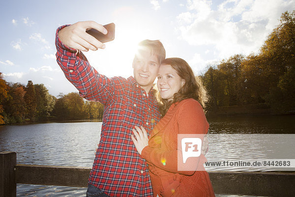 Ein glückliches junges Paar  das sich selbst fotografiert.