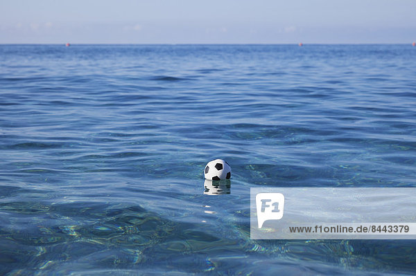 Italien  Mittelmeer  schwimmendes Fußballspielzeug