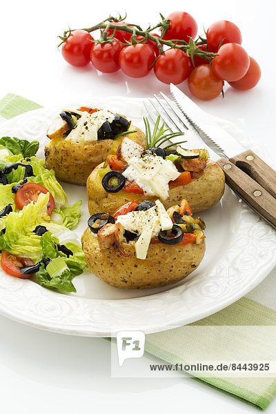 Mediterrane Bratkartoffeln mit Tomaten  Frühlingszwiebeln  Oliven  Huhn  Ricotta und Parmesankäse