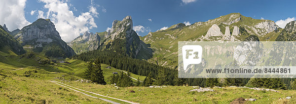 Schweiz  Appenzell  Alpstein  Blick auf Widderalpstoeck und Dreifaltigkeit