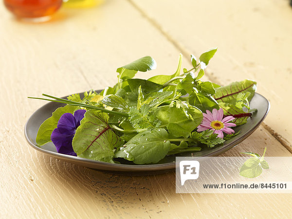 Wildkräutersalat auf Holztisch