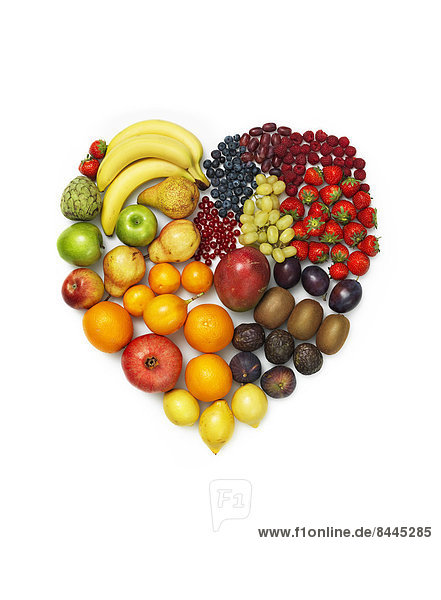 Vielfalt an Gemüse und Früchten auf weißem Grund  Herzform