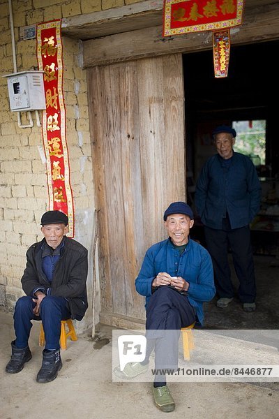 sitzend  Zusammenhalt  Mann  Senior  Senioren  Stadt  China  alt