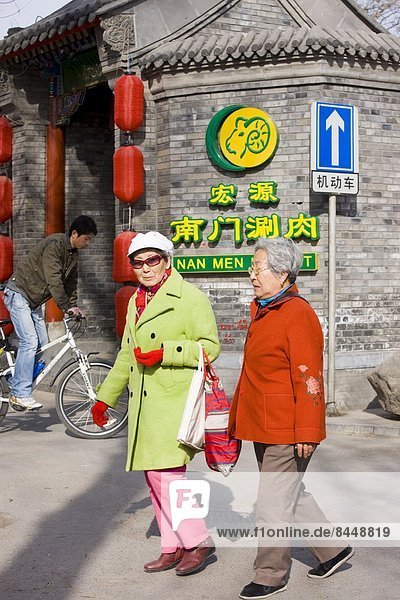 Frau  gehen  Senior  Senioren  Bürgersteig  Peking  Hauptstadt  vorwärts  Zimmer  China