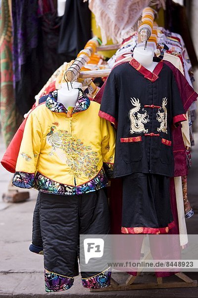 nahe  Felsbrocken  Kleidung  chinesisch  schnitzen  Souvenir  verkaufen  China  Seide