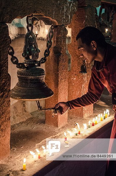 Fest  festlich  Mond  fünfstöckig  Buddhismus  Asien  Glocke  voll  Mönch  Nepal  Gebet