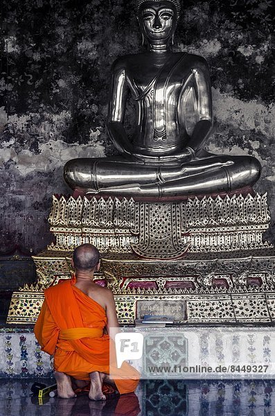 Bangkok Hauptstadt Gebet frontal Südostasien Asien Mönch Thailand
