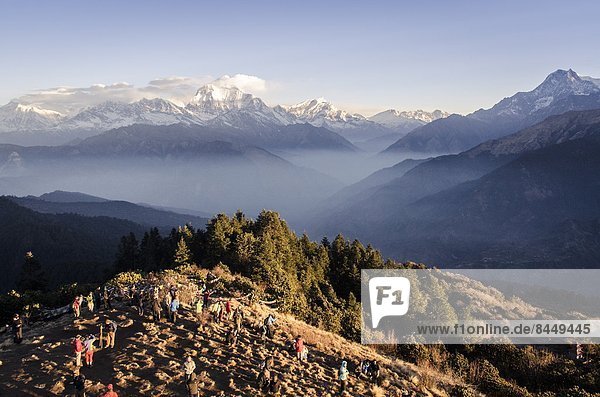 geselliges Beisammensein  über  Hügel  Sonnenaufgang  Tourist  Himalaya  Annapurna  Asien  Nepal  Schiffswache