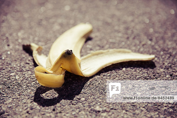 Bananenschale auf der Straße