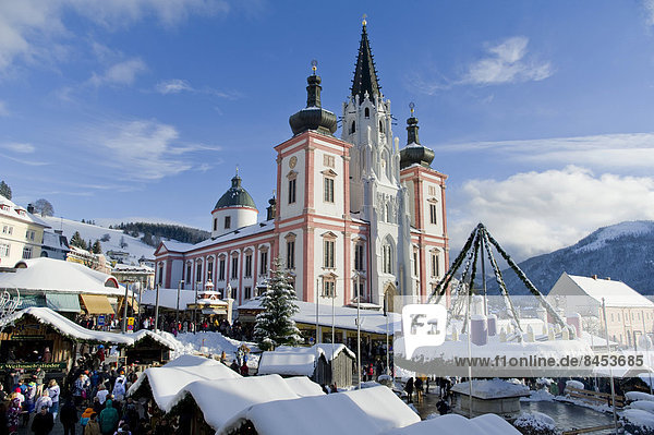 Weihnachtsmarkt vor der Basilika am Hauptplatz  Mariazell  Obersteiermark  Steiermark  Österreich