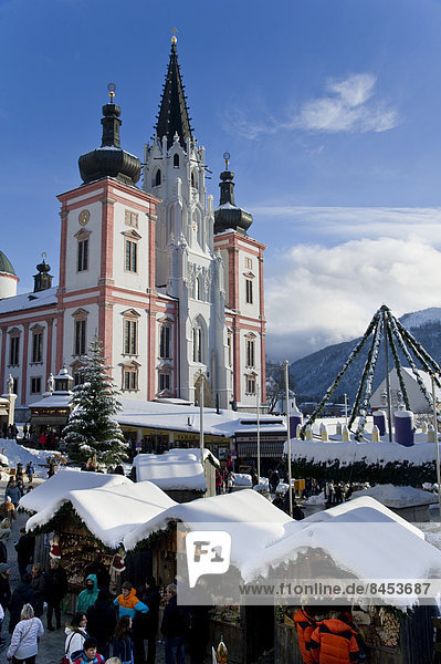 Weihnachtsmarkt vor der Basilika am Hauptplatz  Mariazell  Obersteiermark  Steiermark  Österreich