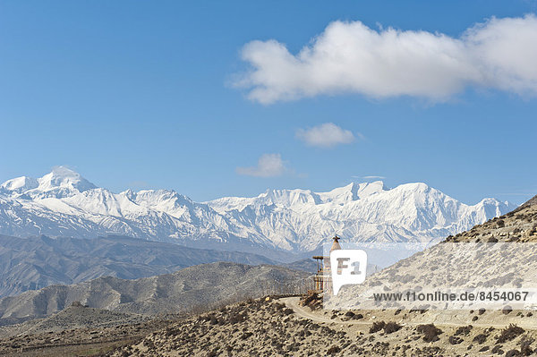 Weite Landschaft mit Stupa  hinten die schneebedeckte Annapurne-Kette  bei Geling  Oberes Mustang  Lo  Nepal