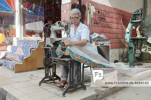 Schneider beim Nähen eines Vorhangs  Alter Markt in Sharm el-Sheikh  Sinai-Halbinsel  Ägypten