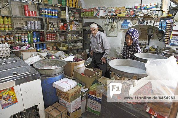 Frau beim Einkauf in einem typischen Laden der Altstadt  Yazd  Provinz Yazd  Persien  Iran