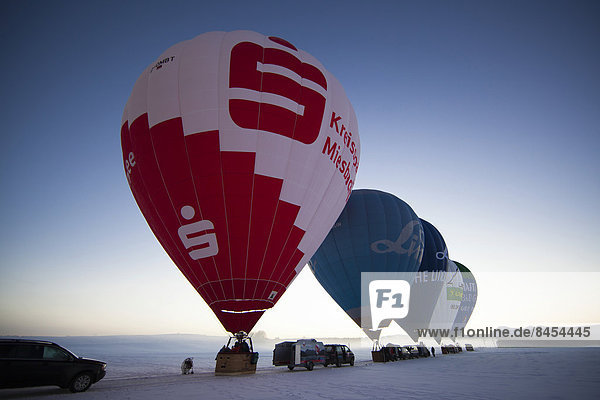 Startvorbereitung von Heißluftballons  Sachsenkam  Bayern  Deutschland