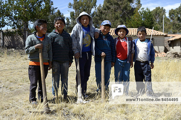 Gruppenfoto  Jungen mit Hacken  Union Potrero  Ayacucho  Peru