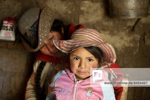 Mädchen mit ihrer Mutter  Union Potrero  Quispillacta  Ayacucho  Peru