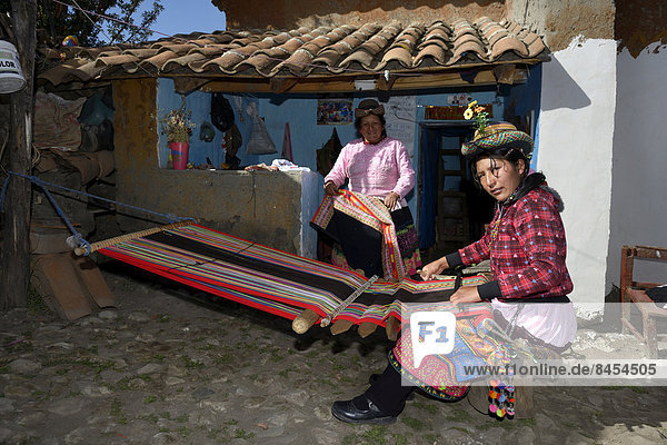 Junge Frau webt ein traditionelles Tuch am Webstuhl  Quispillacta  Ayacucho  Peru