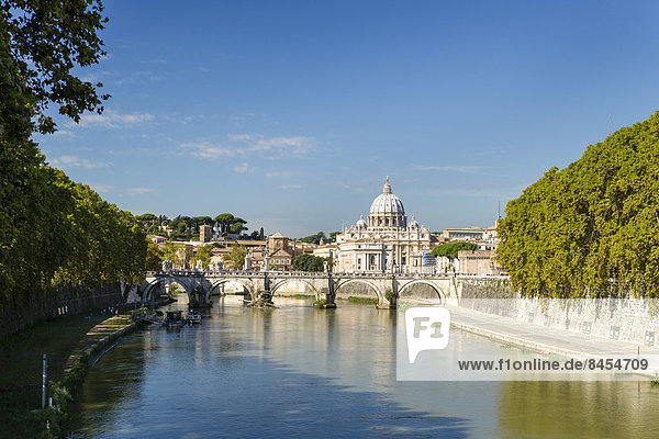 Ausblick von der Ponte Umberto I über den Tiber auf die Engelsbrücke und den Petersdom  Basilica di San Pietro  Rom  Latium  Italien