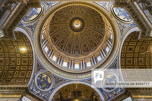 Vierung mit Kuppel der Basilika San Pietro  Petersdom  Vatikanstaat  Vatikan  Rom  Italien