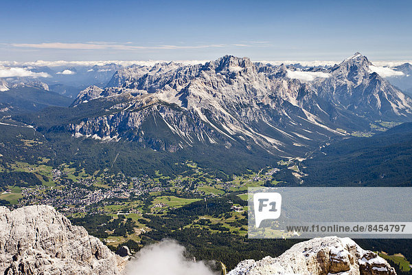 Ausblick vom Gipfel der Tofana di Rozes  unten das Dorf Cortina d'Ampezzo  hinten die Sorapisgruppe und der Antelao  Dolomiten  Belluno  Italien