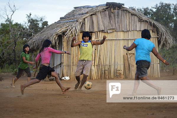 Jugendliche der Xavantes-Indianer spielen Fußball  Dorf Tres Rios nahe Sangradouro  Primavera do Leste  Mato Grosso  Brasilien