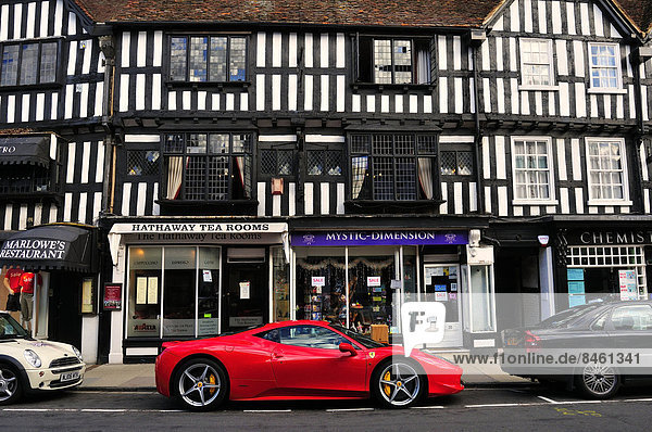Wohnhaus Auto Großbritannien frontal parken Ferrari England Hälfte Warwickshire