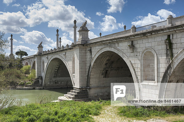 Brücke Duca d?Aosta über den Tiber  1939 bis 1942  Zugang zum Foro Italico  ehemals Foro Mussolini  auf der Brücke Symbole der faschistischen Ideologie  Rom  Latium  Italien