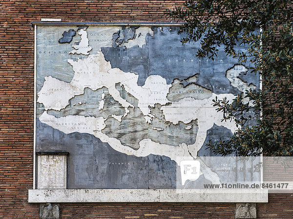 Tafel mit historischer Karte  das Römische Weltreich in seiner größten Ausdehnung  an der Via dei Fori Imperiali  Paradestraße der Faschisten  Rom  Latium  Italien