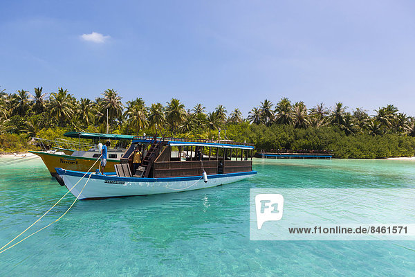 Boot vor einer Malediveninsel  Embudu  Nord-Male-Atoll  Malediven
