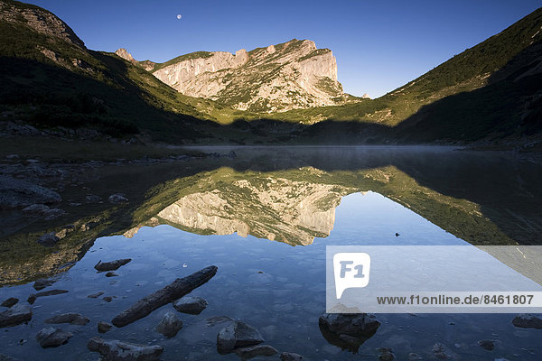 Rofanspitze spiegelt sich im Zireinersee  Rofangebirge  Tirol  Österreich