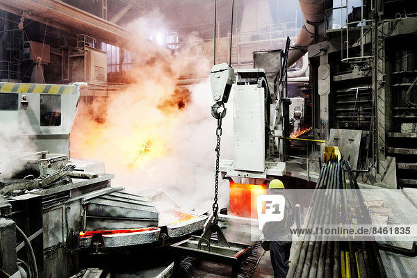 Arbeiter steuert den Hallenkran zum Transport der Kupferplatten  Kupferschmelzhütte  Industriehalle  Brixlegg  Nordtirol  Österreich