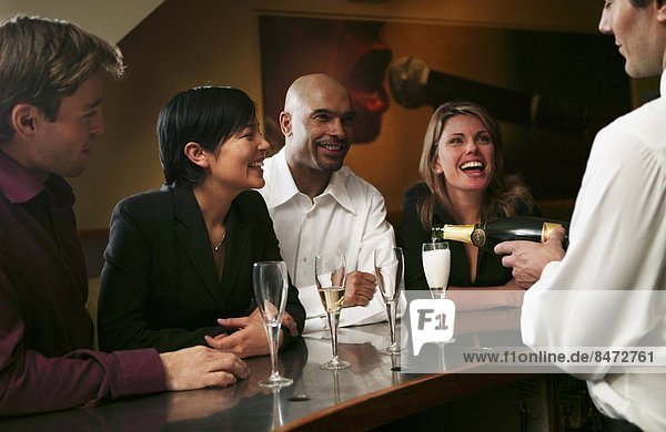 stehend Mensch Menschen Menschengruppe Menschengruppen Gruppe Gruppen jung trinken Champagner