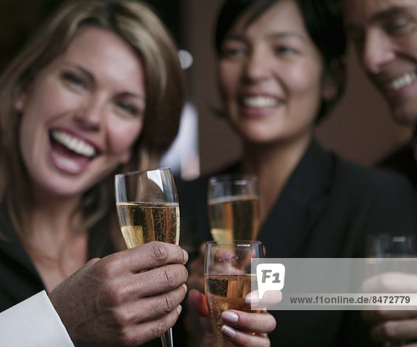 Mensch Menschen Menschengruppe Menschengruppen Gruppe Gruppen jung trinken Champagner