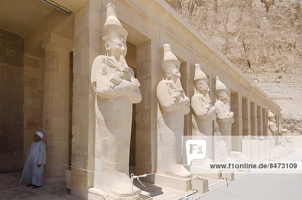 Steinstatuen der Königin Hatschepsut  Totentempel der Hatschepsut  Luxor-Tempel  UNESCO-Weltkulturerbe Theben  Luxor  Gouvernement al-Uqsur  Ägypten