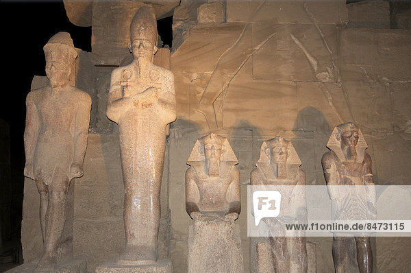 Skulptur eines Pharao  Karnak-Tempel  UNESCO-Weltkulturerbe Theben  Luxor  Gouvernement al-Uqsur  Ägypten