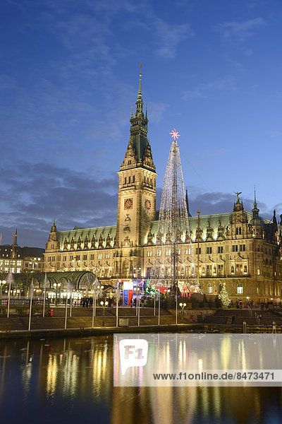 Hamburger Rathaus mit Weihnachtsmarkt zur blauen Stunde  Hamburg  Deutschland