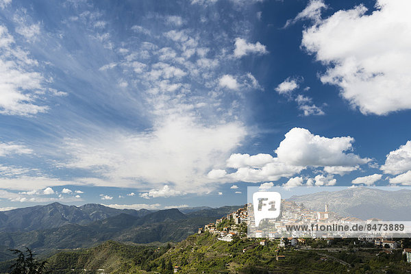 Mittelalter Berg hoch oben Dorf Italien Ligurien