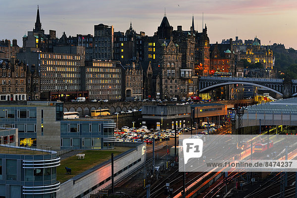 Edinburgh Hauptstadt Großbritannien über Stadt Zug Ansicht Abenddämmerung alt Schottland Haltestelle Haltepunkt Station
