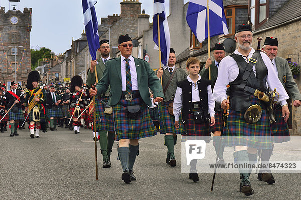 Die Würdenträger der Stadt führen den Zug der Pipe Bands an  Dufftown  Moray  Highlands  Schottland  Großbritannien